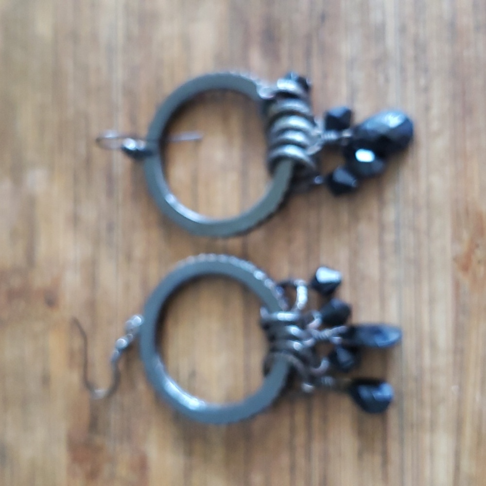 Fun dangling earrings - Picture 5 of 6